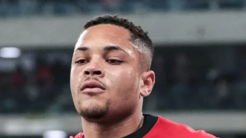 PR – CURITIBA – 16/07/2023 – BRASILEIRO A 2023, ATHLETICO-PR X BAHIA – Vitor Roque jogador do Athletico-PR comemora seu gol durante partida contra o Bahia no estadio Arena da Baixada pelo campeonato Brasileiro A 2023. Foto: Robson Mafra/AGIF