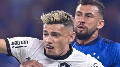 Photo by Pedro Vilela/Getty Images – Tiquinho Soares lesiona o joelho esquerdo