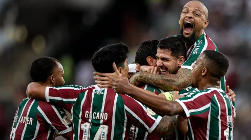 RJ - RIO DE JANEIRO - 22/04/2023 - BRASILEIRO A 2023, FLUMINENSE X ATHLETICO-PR - Nino jogador do Fluminense comemora seu gol com jogadores do seu time durante partida contra o Athletico-PR no estadio Maracana pelo campeonato BRASILEIRO A 2023. Foto: Thiago Ribeiro/AGIF