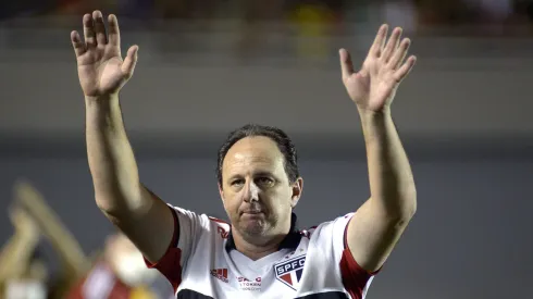 GOIANIA, BRAZIL - SEPTEMBER 01: Rogério Ceni head coach of Sao Paulo waves to supporters prior to a Copa CONMEBOL Sudamericana 2022 first-leg semifinal match between Atletico Goianiense and Sao Paulo at Serra Dourada Stadium on September 01, 2022 in Goiania, Brazil. (Photo by Andressa Anholete/Getty Images)