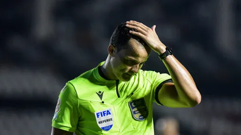 RJ – RIO DE JANEIRO – 08/07/2023 – BRASILEIRO A 2023, VASCO X CRUZEIRO – O arbitro Savio Pereira Sampaio durante partida entre Vasco e Cruzeiro no estadio Sao Januario pelo campeonato Brasileiro A 2023. Foto: Thiago Ribeiro/AGIF