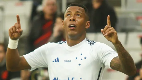 Foto: Gabriel Machado/AGIF - Arthur Gomes jogador do Cruzeiro comemora seu gol durante partida contra o Athletico-PR no estadio Arena da Baixada pelo campeonato Brasileiro A 2023.