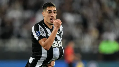 Foto: Thiago Ribeiro/AGIF - Hugo jogador do Botafogo comemora seu gol durante partida contra o Guarani-PAR no estadio Engenhao pelo campeonato Copa Sul-Americana 2023.