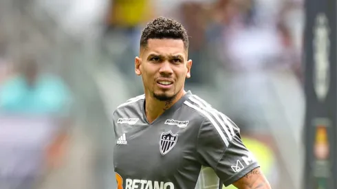 Paulinho durante o aquecimento do jogo
