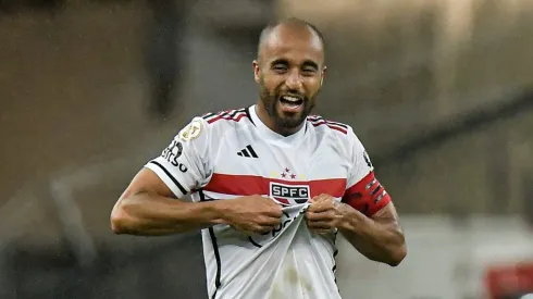 Foto: Thiago Ribeiro/AGIF - Lucas Moura jogador do Sao Paulo comemora seu gol durante partida contra o Flamengo no estadio Maracana pelo campeonato Brasileiro A 2023.