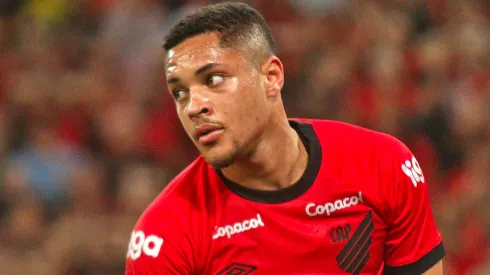 Foto: Gabriel Machado/AGIF - Vitror Roque: atacante deixará o Athletico rumo ao Barcelona antes do combinado