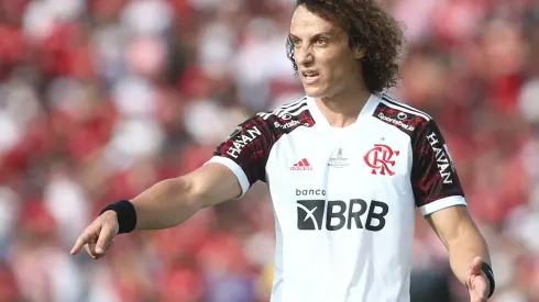 MONTEVIDEO, URUGUAY - NOVEMBER 27: David Luiz of Flamengo gives instructions to teammates during the final match of Copa CONMEBOL Libertadores 2021 between Palmeiras and Flamengo at Centenario Stadium on November 27, 2021 in Montevideo, Uruguay. (Photo by Ernesto Ryan/Getty Images)