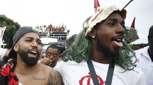 Gabriel Barbosa of Flamengo sings with teammate Gerson during the celebrations the day after Flamengo won the Copa CONMEBOL Libertadores (Photo by Wagner Meier/Getty Images)
