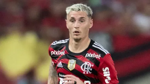 MT – CUIABA – 06/08/2023 – BRASILEIRO A 2023, CUIABA X FLAMENGO – Varela jogador do Flamengo durante partida contra o Cuiaba no estadio Arena Pantanal pelo campeonato Brasileiro A 2023. Foto: Gil Gomes/AGIF