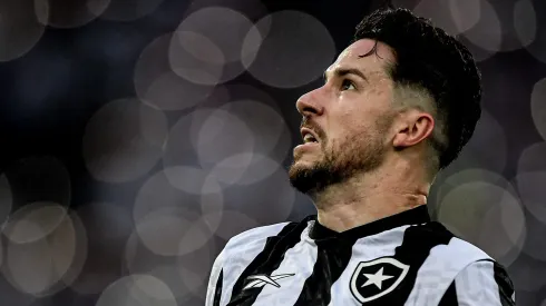 Foto: Thiago Ribeiro/AGIF – Gustavo Sauer jogador do Botafogo durante partida contra o Coritiba no estadio Engenhao pelo campeonato Brasileiro A 2023.