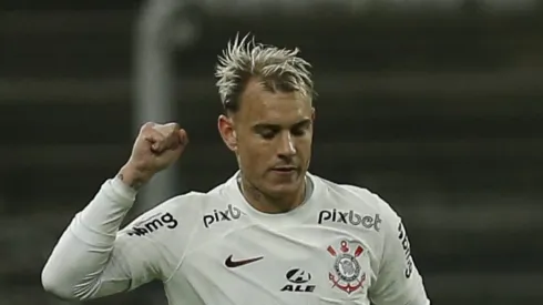SAO PAULO, BRAZIL - JULY 29: Roger Guedes of Corinthians celebrate after scoring the third goal of his team after kicks a penalty during the match between Corinthians and Vasco as part of Brasileirao Series A 2023 at Neo Quimica Arena on July 29, 2023 in Sao Paulo, Brazil. (Photo by Ricardo Moreira/Getty Images)