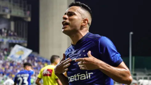 MG - BELO HORIZONTE - 06/05/2023 - BRASILEIRO A 2023, CRUZEIRO X SANTOS - Bruno Rodrigues jogador do Cruzeiro comemora a vitoria ao final da partida contra o Santos no estadio Independencia pelo campeonato BRASILEIRO A 2023. Foto: Gilson Junio/AGIF