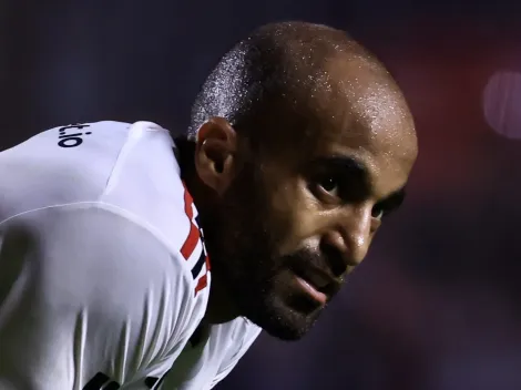 CÂMERAS FLAGRARAM: Torcida do Corinthians se revolta com toque de mão em gol de Lucas