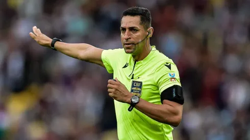 RJ – RIO DE JANEIRO – 29/07/2023 – BRASILEIRO A 2023, FLUMINENSE X SANTOS – O arbitro Rodrigo Jose Pereira de Lima durante partida entre Fluminense e Santos no estadio Maracana pelo campeonato Brasileiro A 2023. Foto: Thiago Ribeiro/AGIF