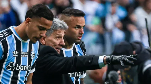 RS - PORTO ALEGRE - 13/08/2023 - BRASILEIRO A 2023, GREMIO X FLUMINENSE - Luan jogador do Gremio recebe oprientacoes de Renato Portaluppi durante partida contra o Fluminense no estadio Arena do Gremio pelo campeonato Brasileiro A 2023. Foto: Maxi Franzoi/AGIF