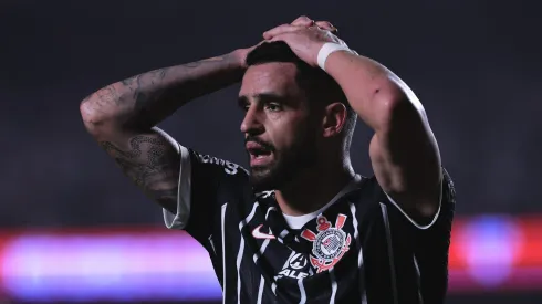 Foto: Ettore Chiereguini/AGIF - Renato Augusto jogador do Corinthians lamenta chance perdida durante partida contra o Sao Paulo no estadio Morumbi pelo campeonato Copa do Brasil 2023.