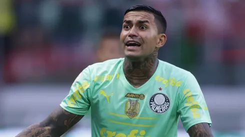 SP - SAO PAULO - 15/04/2023 - BRASILEIRO A 2023, PALMEIRAS X CUIABA - Dudu jogador do Palmeiras reclama com a arbitragem durante partida contra o Cuiaba no estadio Arena Allianz Parque pelo campeonato BRASILEIRO A 2023. Foto: Ettore Chiereguini/AGIF