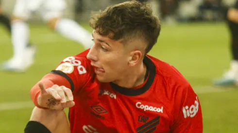 Arriagada permaneceu em Curitiba e está fora contra o Goiás