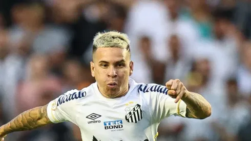 SP – SANTOS – 20/08/2023 – BRASILEIRO A 2023, SANTOS X GREMIO – Soteldo jogador do Santos durante lance do gol de Marcos Leonardo em partida contra o Gremio no estadio Vila Belmiro pelo campeonato Brasileiro A 2023. Foto: Fernanda Luz/AGIF