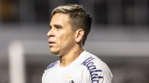 SP - SANTOS - 21/06/2023 - BRASILEIRO A 2023, SANTOS X CORINTHIANS - Soteldo jogador do Santos reclama com a arbitragem durante partida contra o Corinthians no estadio Vila Belmiro pelo campeonato BRASILEIRO A 2023. Foto: Abner Dourado/AGIF