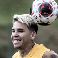 Soteldo está comemorando, notícia ESPETACULAR: Santos diminui chances de queda no Brasileirão