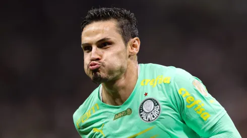 Foto: Gilson Lobo/AGIF - Raphael veiga jogador do Palmeiras alcança marca impressionante dentro do verdão e se iguala a grande ídolo do time.