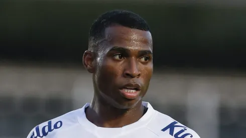Photo by Ricardo Moreira/Getty Images - Jean Lucas anima torcida do Santos