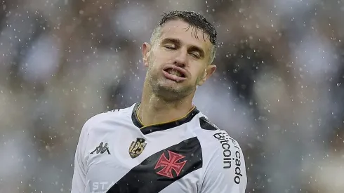 Foto: Alexandre Loureiro/AGIF - Vegetti jogador do Vasco durante partida contra o Atletico-MG no estadio Maracana pelo campeonato Brasileiro A 2023.