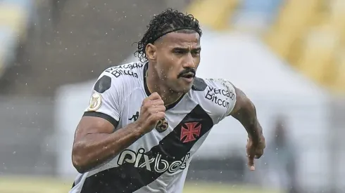 Foto: Thiago Ribeiro/AGIF - Gabriel Dias jogador do Vasco durante partida contra o Atletico-MG no estadio Maracana pelo campeonato Brasileiro A 2023.