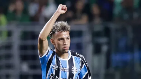 SAO PAULO, BRAZIL - MAY 10: Bitello of Gremio celebrates with teammates after scoring the team's first goal during a match between Palmeiras and Gremio as part of Brasileirao Series A 2023 at Allianz Parque on May 10, 2023 in Sao Paulo, Brazil. (Photo by Alexandre Schneider/Getty Images)