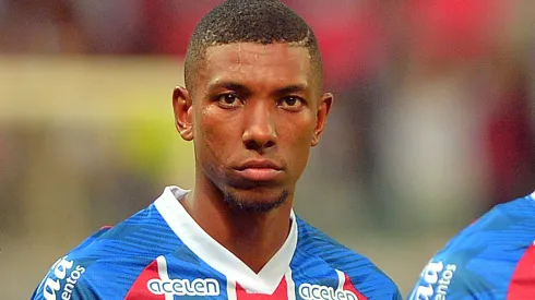 BA - SALVADOR - 04/07/2023 - COPA DO BRASIL 2023, BAHIA X GREMIO - Kanu, jogador do Bahia durante execucao do hino nacional antes da partida contra o Gremio no estadio Arena Fonte Nova pelo campeonato Copa do Brasil 2023. Foto: Walmir Cirne/AGIF