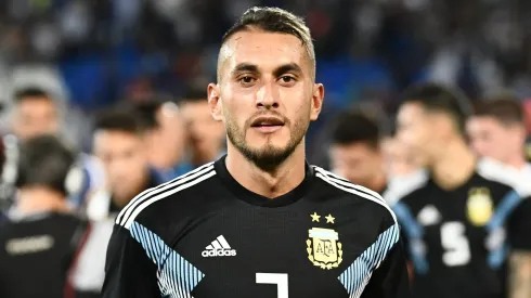 MENDOZA, ARGENTINA - NOVEMBER 20: Roberto Pereyra of Argentina holds the Best Player trophy after a friendly match between Argentina and Mexico at Malvinas Argentinas Stadium on November 20, 2018 in Mendoza, Argentina. (Photo by Amilcar Orfali/Getty Images)