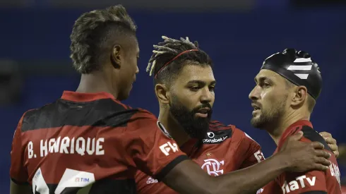BUENOS AIRES, ARGENTINA - APRIL 20: Giorgian de Arrascaeta (R) of Flamengo celebrates with teammates Gabriel Barbosa and Bruno Henrique after scoring the third goal of his team during a match between Velez Sarsfield and Flamengo as part of Group G of Copa CONMEBOL Libertadores 2021 at Jose Amalfitani Stadium on April 20, 2021 in Buenos Aires, Argentina. (Photo by Juan Mabromata - Pool/Getty Images)