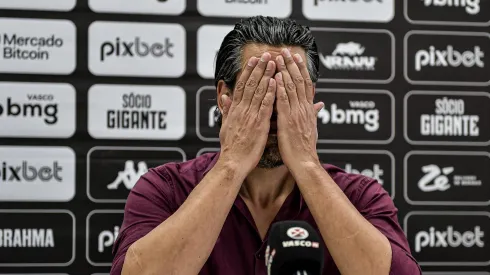 RJ - RIO DE JANEIRO - 13/07/2023 - VASCO, APRESENTACAO GARY MEDEL - O dirigente Paulo Bracks fala aos jornalistas durante apresentacao oficial de Gary Medel como jogador do Vasco em coletiva de imprensa realizada no CT Moacyr Barbosa. Foto: Thiago Ribeiro/AGIF
