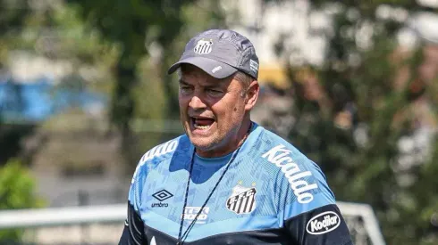 SP – SANTOS – 23/08/2023 – SANTOS, TREINO -Diego Aguirre tecnico do Santos durante treino no Centro de Treinamento CT Rei Pele. Foto: Fernanda Luz/AGIF