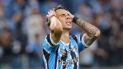 Foto: Pedro H. Tesch/AGIF - Ferreira, jogador do Gremio, lamenta chance perdida durante partida contra o Flamengo.