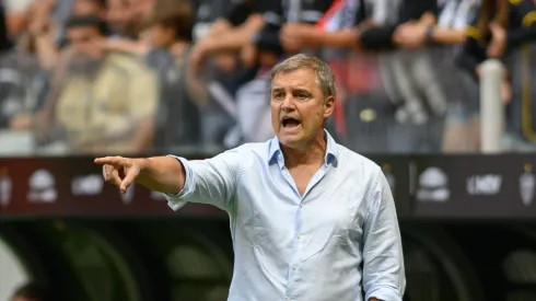 MG - BELO HORIZONTE - 27/08/2023 - BRASILEIRO A 2023, ATLETICO-MG X SANTOS - Diego Aguirre tecnico do Santos durante partida contra o Atletico-MG no estadio Arena MRV pelo campeonato Brasileiro A 2023. Foto: Alessandra Torres/AGIF