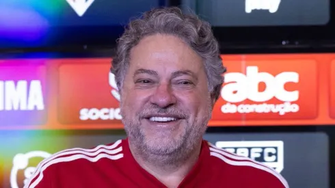 SP - SAO PAULO - 04/08/2023 - SAO PAULO, APRESENTACAO DE LUCAS MOURA - Lucas Moura ao lado de Julio Casares presidente do Sao Paulo durante sua apresentacao oficial como jogador do Sao Paulo em coletiva de imprensa realizada no CT Barra Funda. Foto: Ettore Chiereguini/AGIF