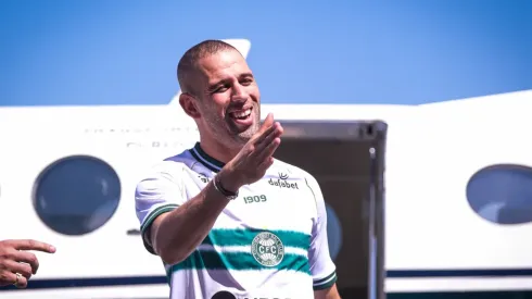 Foto: Gabriel Thá/Coritiba/Divulgação - Slimani: atacante foi anunciado recentemente pelo Coxa