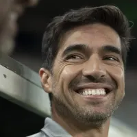 Medalhão do Corinthians é FLAGRADO mancando na Argentina e situação chega em Abel