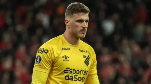 PR - CURITIBA - 08/08/2023 - LIBERTADORES 2023, ATHLETICO-PR X BOLIVAR - Bento goleiro do Athletico-PR durante partida contra o Bolivar no estadio Arena da Baixada pelo campeonato Libertadores 2023. Foto: Robson Mafra/AGIF