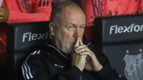 Mano Menezes não vai para o mundo árabe e segue na pauta do Santos em 2024