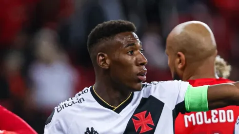 Foto: Maxi Franzoi/AGIF - Léo defende o Vasco