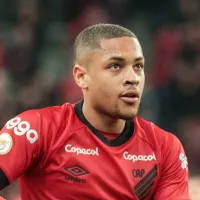 Vitor Roque APRONTA contra o Atlético e viraliza nas redes sociais