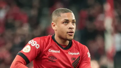 PR - CURITIBA - 02/09/2023 - BRASILEIRO A 2023, ATHLETICO-PR X ATLETICO-MG - Vitor Roque jogador do Athletico-PR comemora seu gol durante partida contra o Atletico-MG com movimentos simulando estar embalando um bebe em seus bracos no estadio Arena da Baixada pelo campeonato Brasileiro A 2023. Foto: Robson Mafra/AGIF