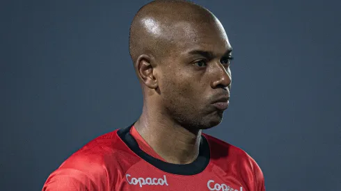 GO - GOIANIA - 21/08/2023 - BRASILEIRO A 2023, GOIAS X ATHLETICO-PR -Fernandinho jogador do Athletico-PR durante partida contra o Goias no estadio Serrinha pelo campeonato Brasileiro A 2023. Foto: Heber Gomes/AGIF