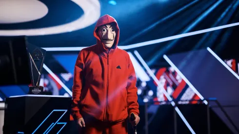 Joao Siddons lleva la máscara de la serie "La Casa de Papel" (Foto: Manuel Kowska/PokerStars)
