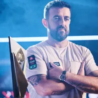 Tem muita lenha para queimar! Veterano do poker nacional mostrou que ainda é um craque do baralho