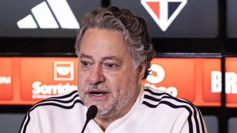 SP - SAO PAULO - 01/08/2023 - SAO PAULO, APRESENTACAO JAMES RODRIGUEZ - O presidente Julio Casares fala aos jornalistas durante apresentacao oficial de James Rodriguez como jogador do Sao Paulo em coletiva de imprensa realizada no CT Barra Funda. Foto: Abner Dourado/AGIF