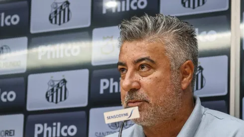 SP - SANTOS - 23/08/2023 - SANTOS, APRESENTACAO RINCON - O dirigente Alexandre Gallo fala aos jornalistas durante apresentacao oficial de Rincon como jogador do Santos em coletiva de imprensa realizada no Vila Belmiro. Foto: Fernanda Luz/AGIF